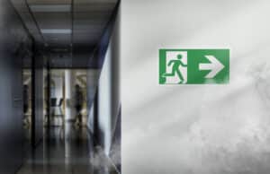 Image représentant la signalétique d'une issue de secours dans un erp