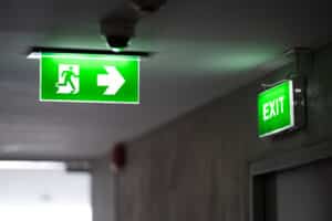Image représentant la signalétique pour les sorties de secours dans un ERP