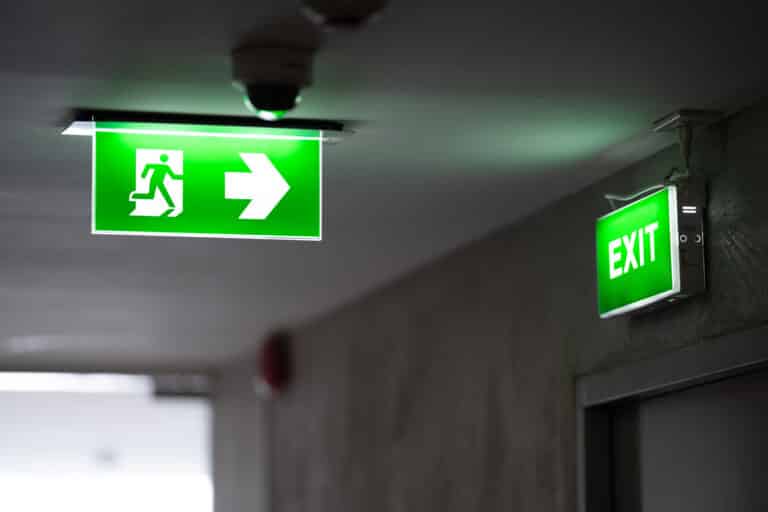 Image représentant la signalétique pour les sorties de secours dans un ERP