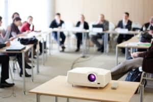 Image représentant un salle de formation avec un vidéoprojecteur pour illustrer la formation du personnel dans les ERP