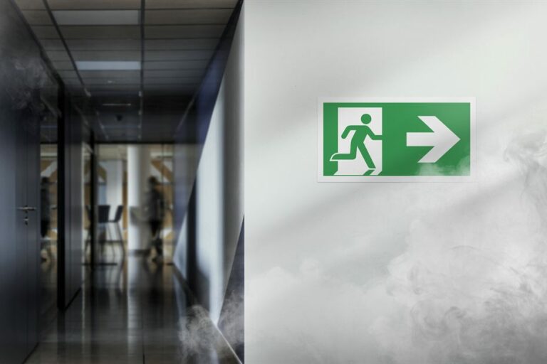 Image représentant la signalétique d'une issue de secours dans un erp