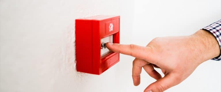 Blocs en bois avec pictogrammes de sécurité incendie erp, dont une sortie de secours verte mise en avant.