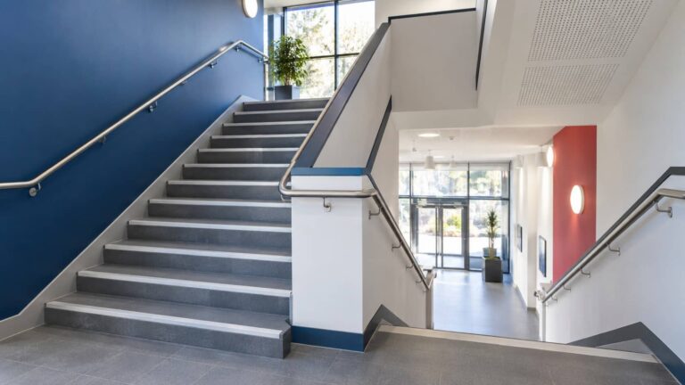 Escalier intérieur avec mains courantes et protections latérales