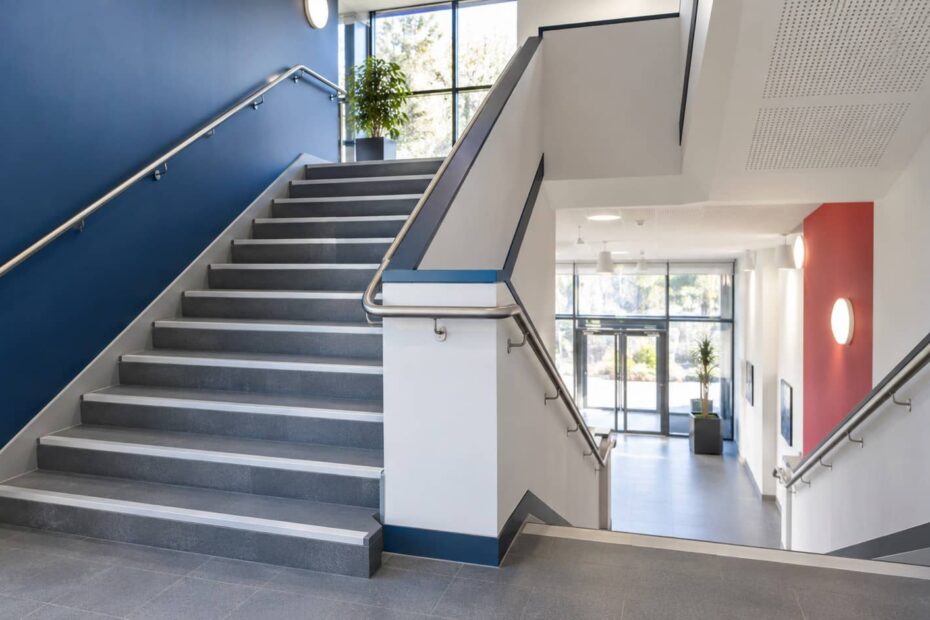 Escalier intérieur avec mains courantes et protections latérales
