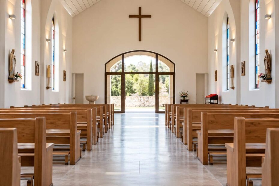 Intérieur d’un lieu de culte avec une allée centrale dégagée